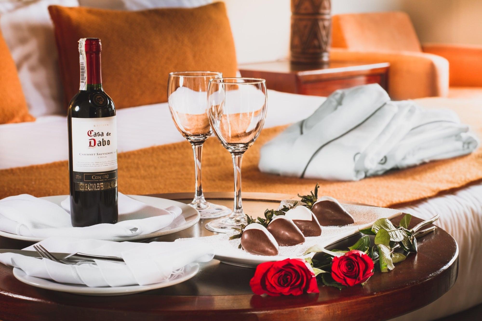 Estelar Paipa Hotel Spa&Y Centro De Convenciones Exterior foto A bottle of wine and two wine glasses