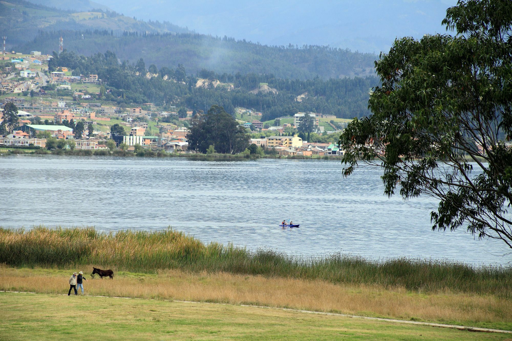 Estelar Paipa Hotel Spa&Y Centro De Convenciones Exterior foto View of the town from the lake